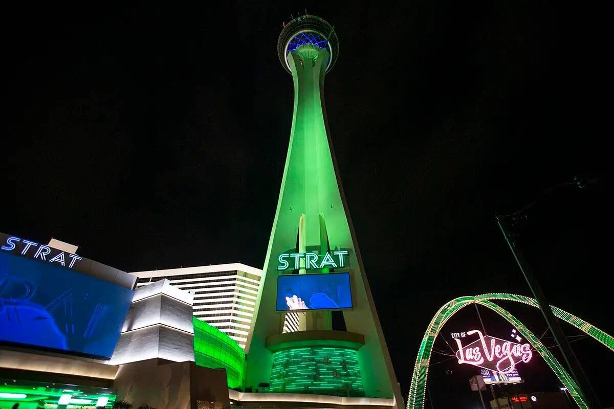 The STRAT y los arcos de entrada de Las Vegas Boulevard se iluminan de verde para el Día de Sa ...