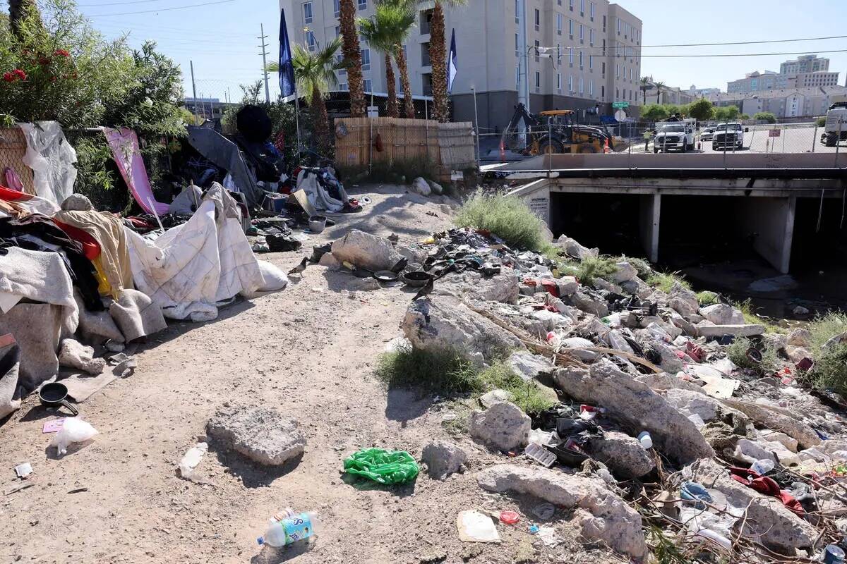 Personas acampan a lo largo del Tropicana Wash cerca de Palos Verdes Street al este del Strip e ...