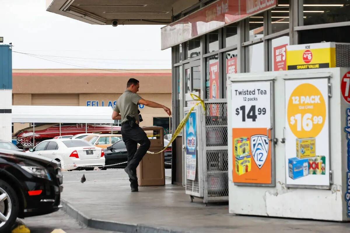 La policía responde a un tiroteo en un Circle K en la esquina de Fremont Street y St. Louis St ...