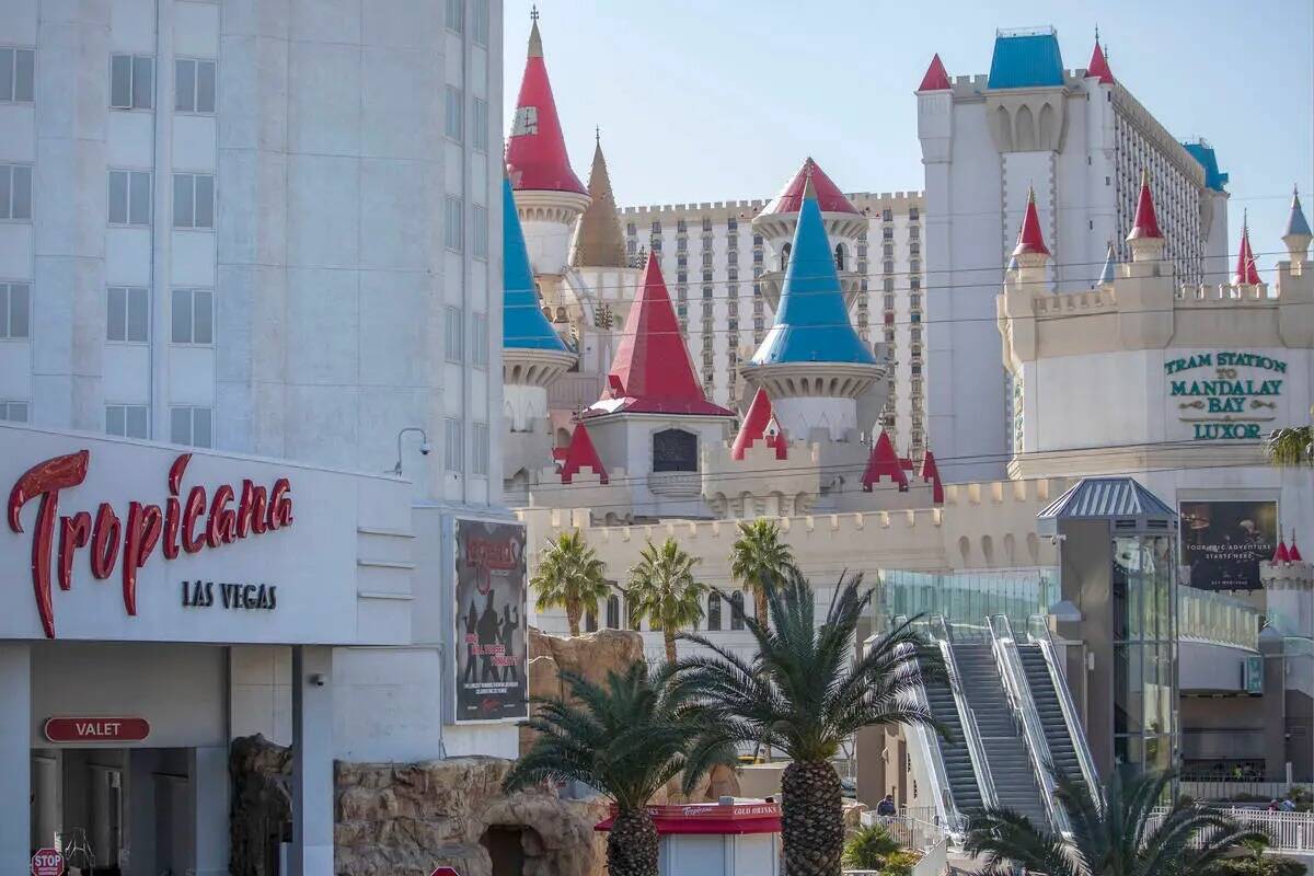 Tropicana en el Strip con Excalibur al fondo en 2020 en Las Vegas. (Ellen Schmidt/Las Vegas Rev ...