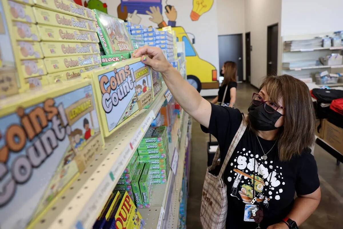 Marilou Morishige, maestra de tercer grado en Derfelt Elementary, compra en la nueva tienda The ...