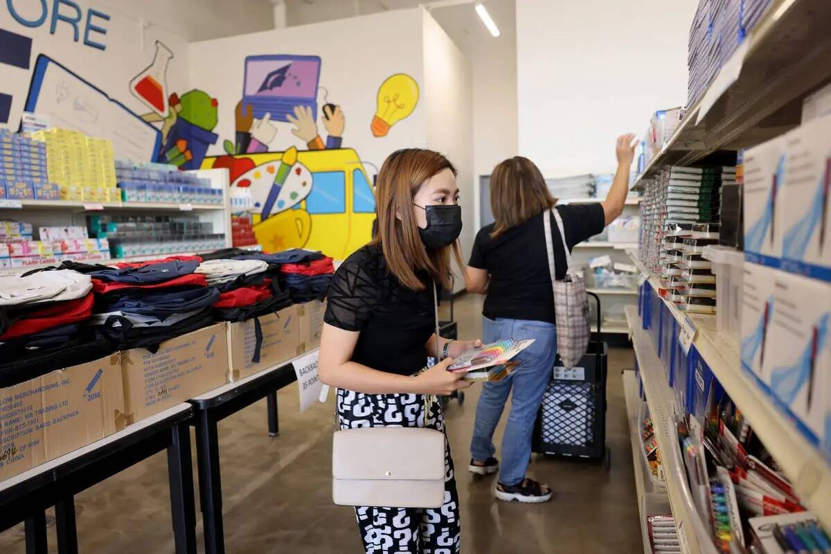 Jean Cortes, maestra de primer grado en Derfelt Elementary, compra en la nueva tienda The Publi ...