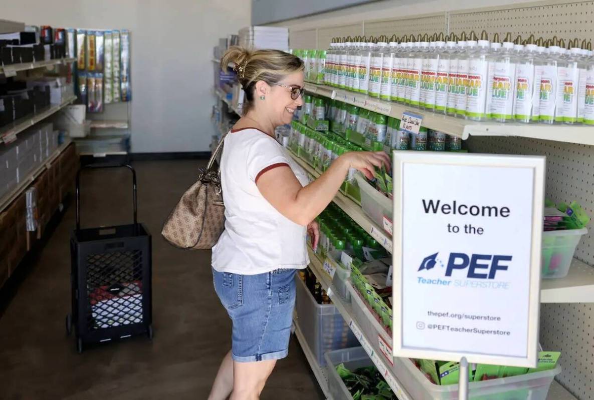 Shelley Montileaux, maestra de 2do grado en Katz Elementary, hace compras en la nueva tienda Th ...