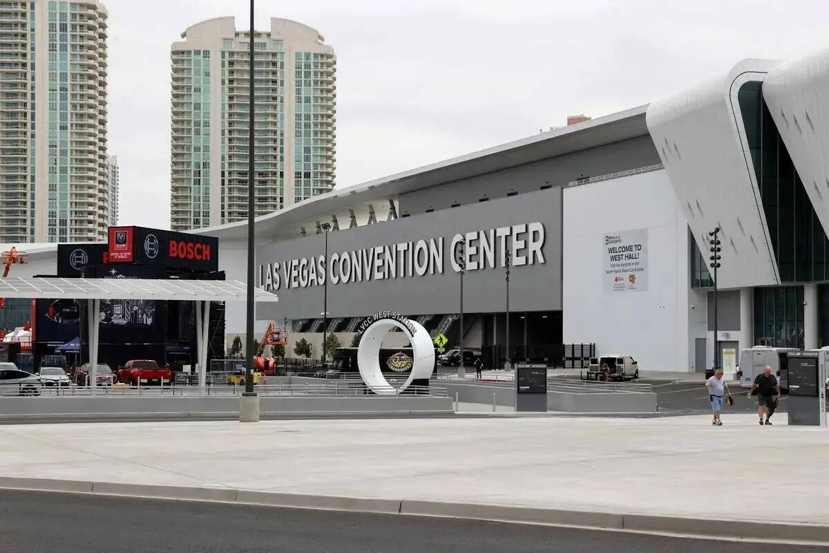 Trabajadores preparan la ampliación del West Hall del Las Vegas Convention Center para la conv ...