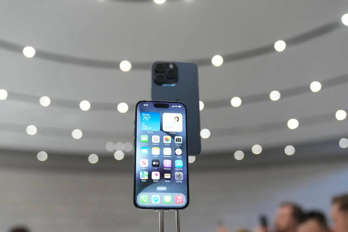 El iPhone 15 Pro se muestra durante un anuncio de nuevos productos en el campus de Apple, el ma ...