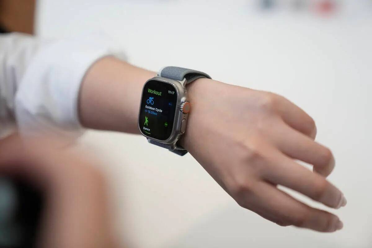 Una persona se prueba un Apple Watch durante un anuncio de nuevos productos en el campus de App ...