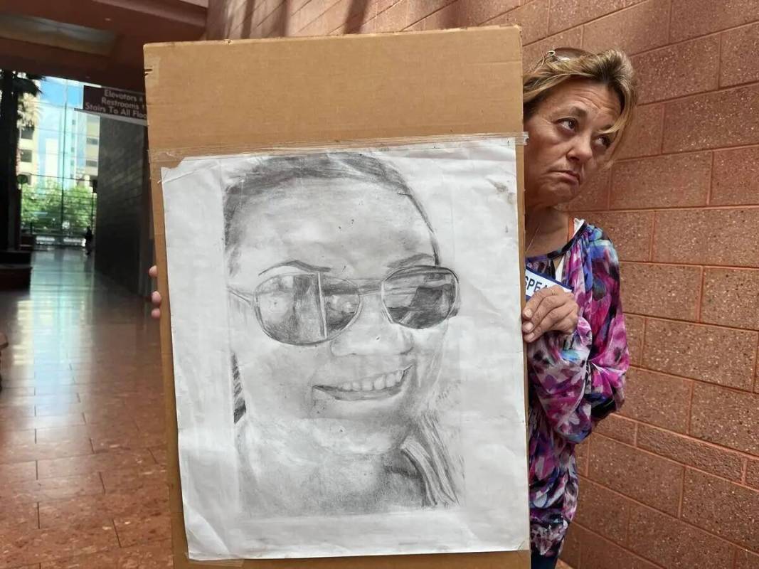 Lois Chase sostiene una foto de su hija, Jamie Chase, en el Centro Regional de Justicia el mart ...