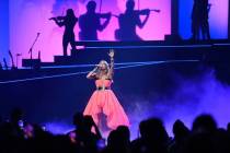 Carrie Underwood se presenta en la primera de sus 21 presentaciones de "Reflection" este año e ...