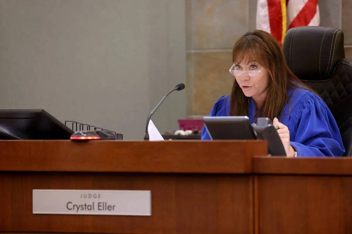 La jueza de distrito Crystal Eller emite una orden judicial preliminar el miércoles contra el ...