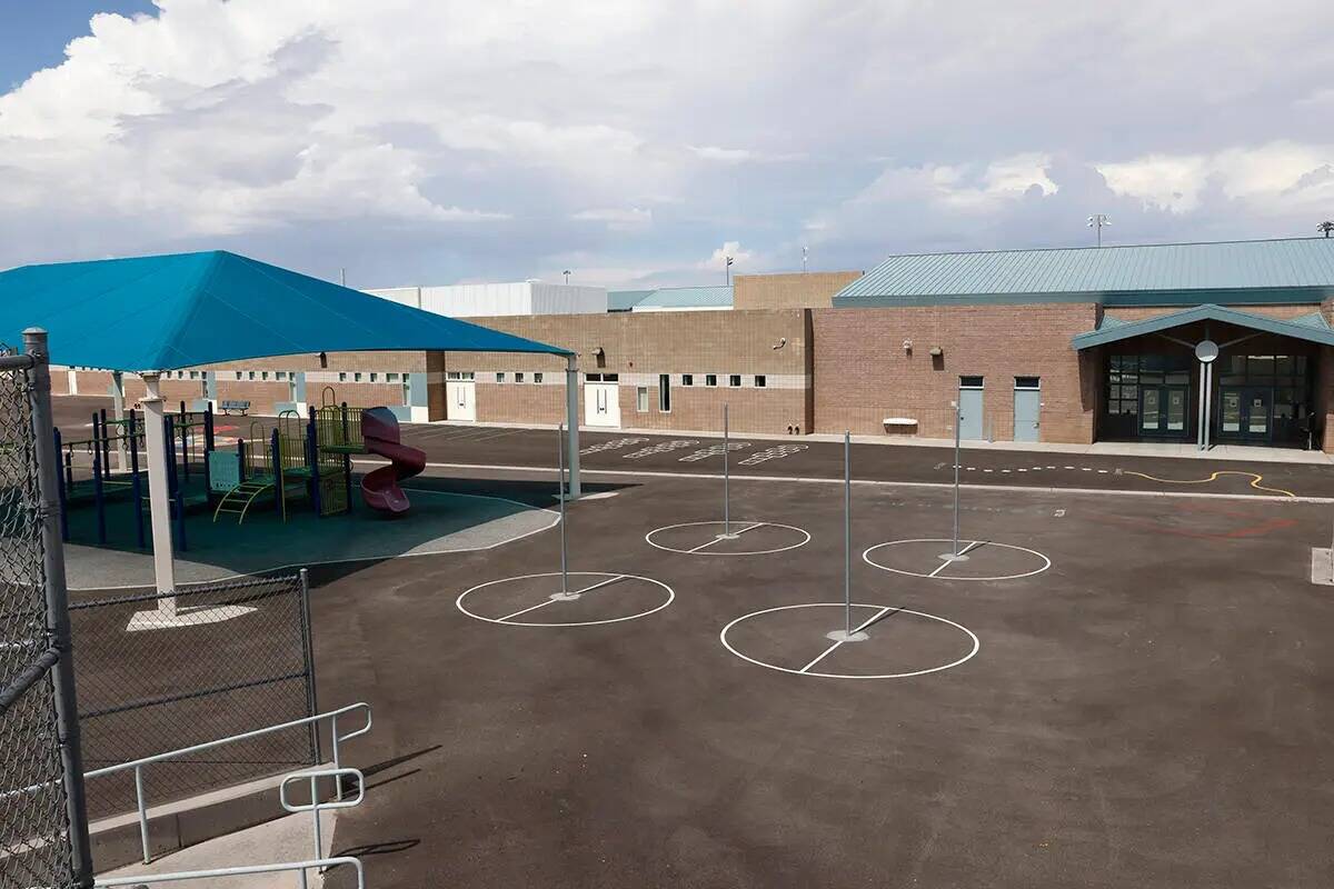 Un patio de recreo vacío en Twitchell Elementary School se ve el martes 12 de septiembre de 20 ...