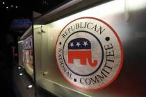 El logotipo del Comité Nacional Republicano se muestra en el North Charleston Coliseum en 2016 ...