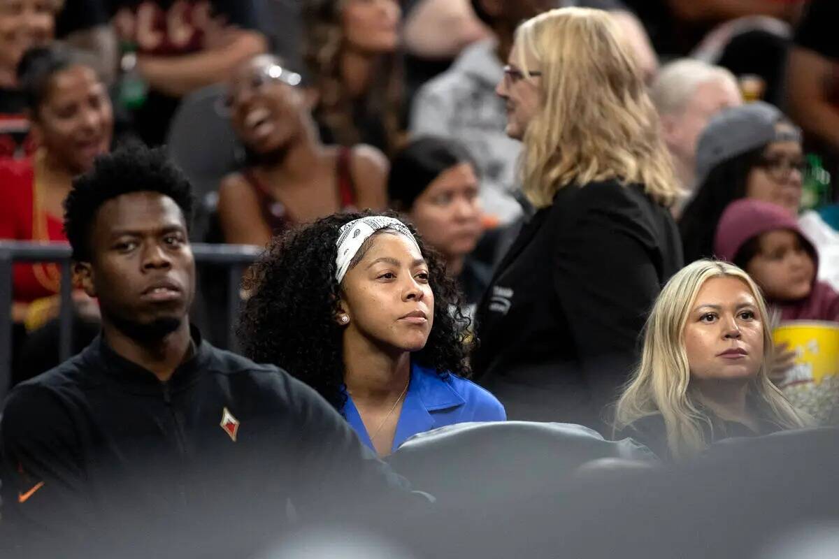 La alera de Las Vegas Aces Candace Parker, en el centro, que está lesionada, observa desde la ...