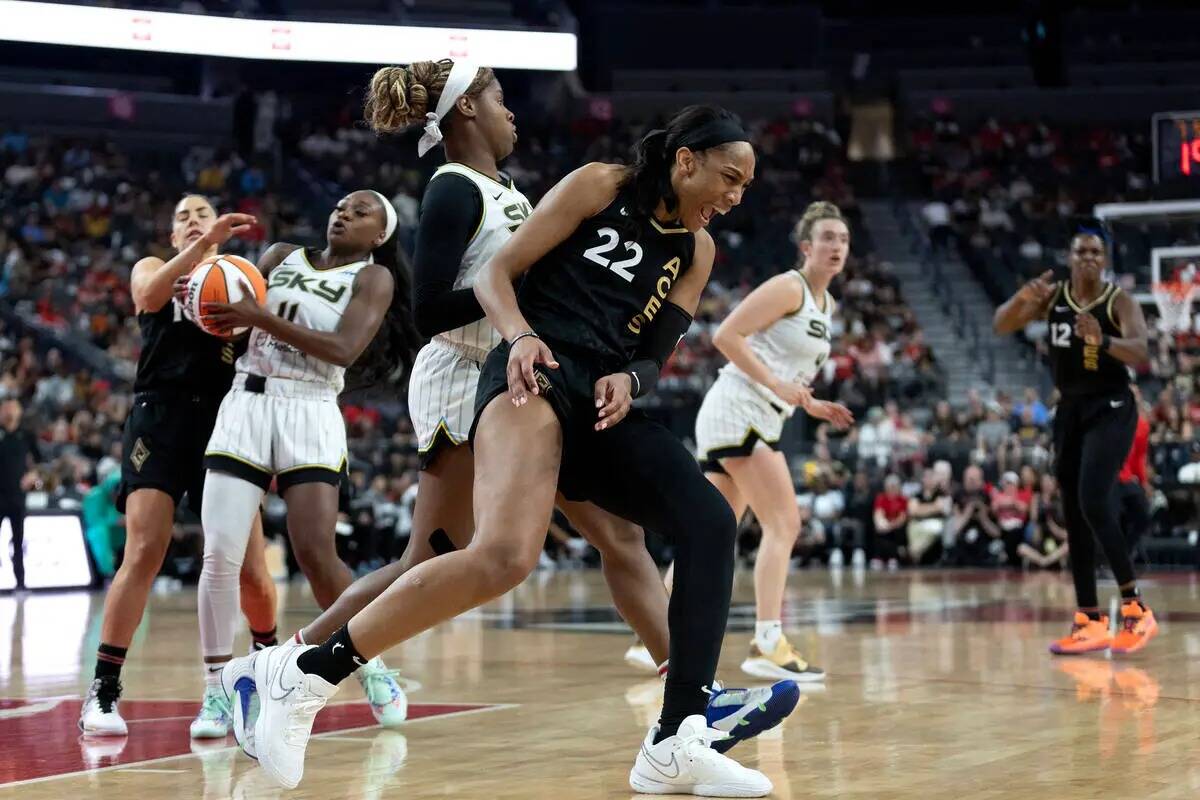 La alera de Las Vegas Aces A'ja Wilson (22) reacciona tras ser golpeada en la cabeza por una fa ...