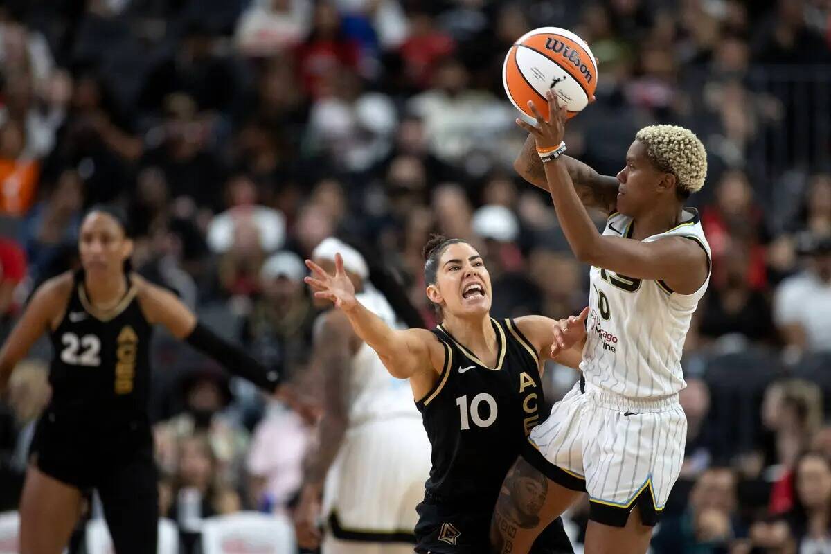 La escolta de Las Vegas Aces Kelsey Plum (10) defiende mientras la escolta de Chicago Sky Court ...