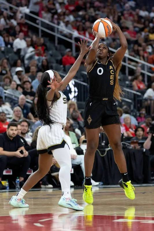 La escolta de Las Vegas Aces Jackie Young (0) lanza contra la escolta de Chicago Sky Dana Evans ...