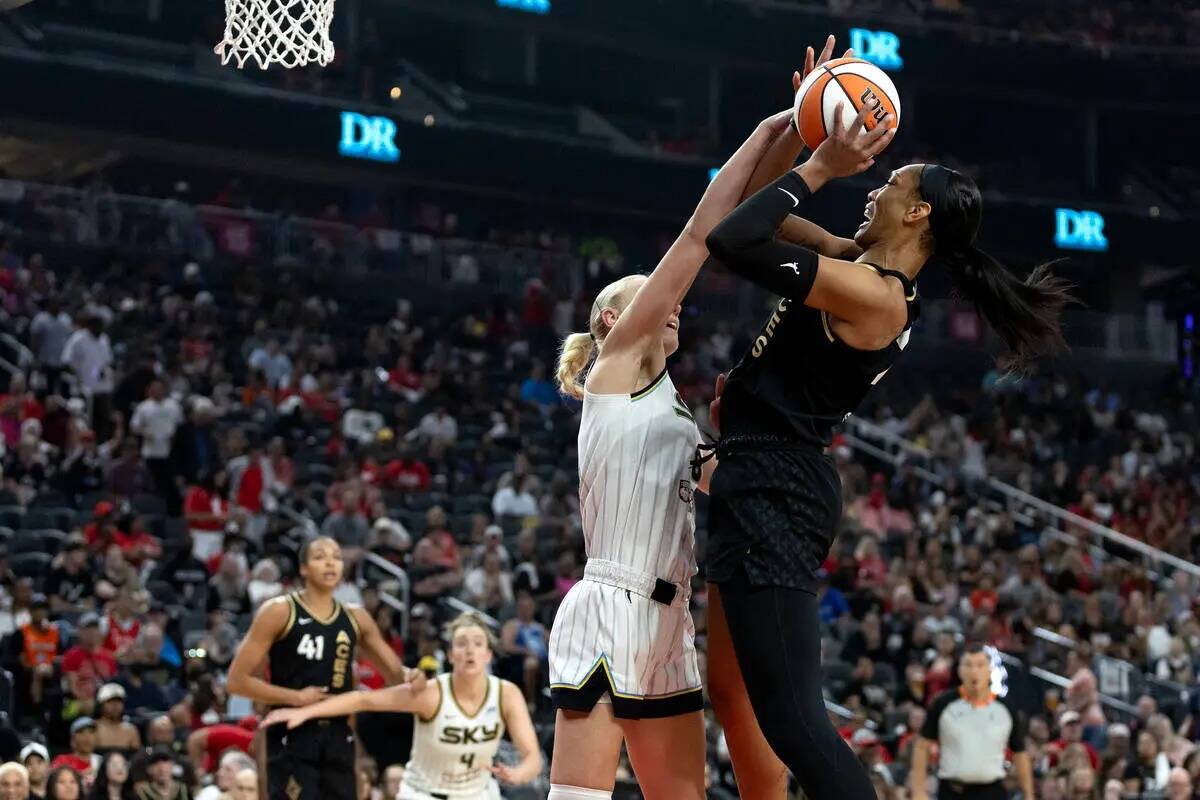 La alero de Las Vegas Aces, A'ja Wilson (22), lanza contra la alero de Chicago Sky, Alanna Smit ...