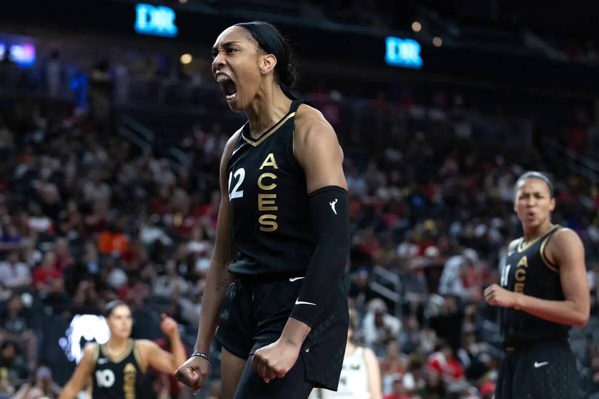 La alera de Las Vegas Aces A'ja Wilson (22) celebra después de bloquear un tiro de Chicago Sky ...