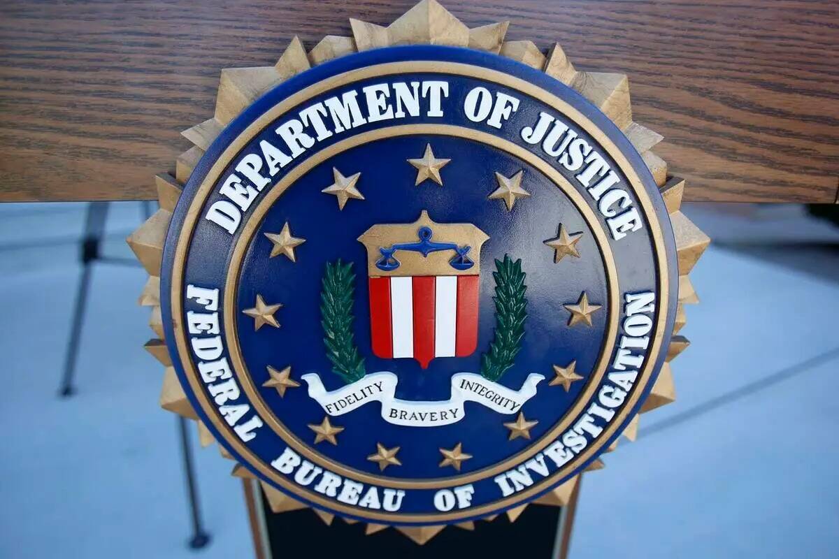 Un podio del FBI se muestra durante una conferencia de prensa fuera de la entrada principal del ...