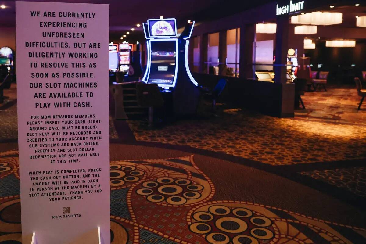 Un cartel advierte a los clientes de las dificultades con las máquinas de juego tras un hackeo ...