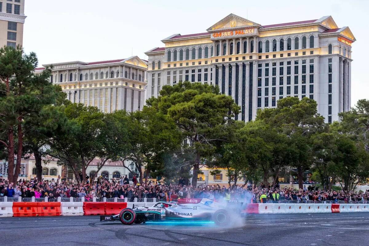 El piloto George Russell hace donas frente al Bellagio mientras corre por el Strip durante el F ...