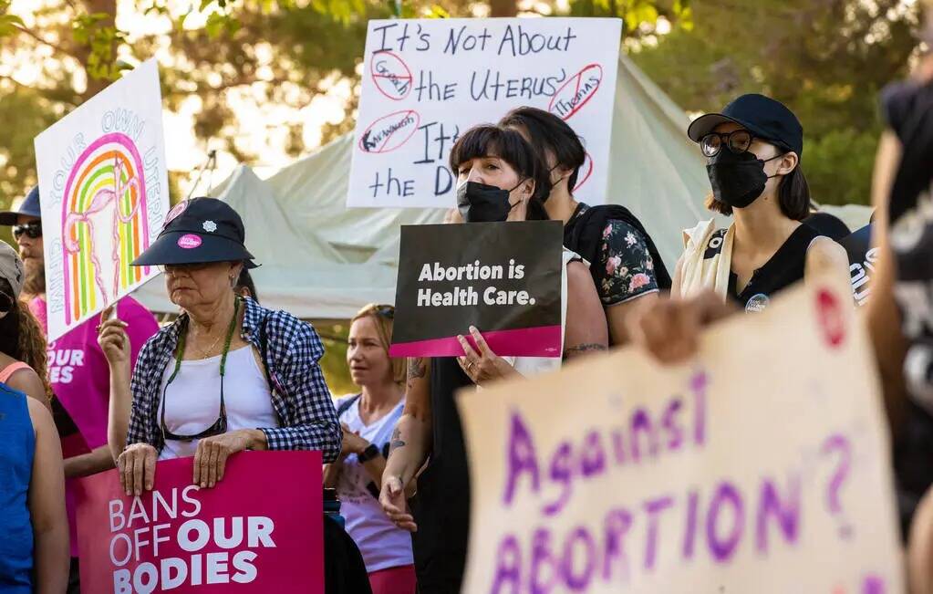 Manifestantes protestan durante una concentración a favor del aborto organizada por Planned Pa ...