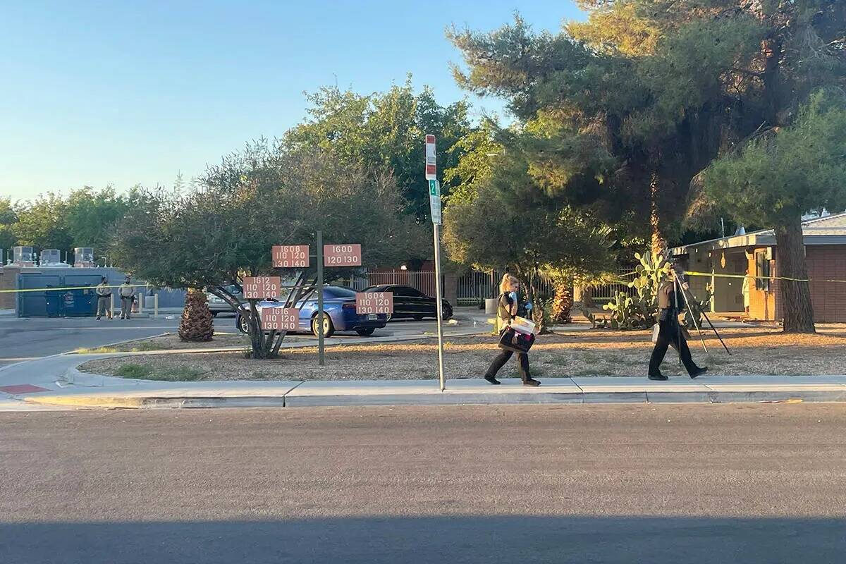 Investigadores de la escena del crimen del Departamento de Policía Metropolitana investigan un ...