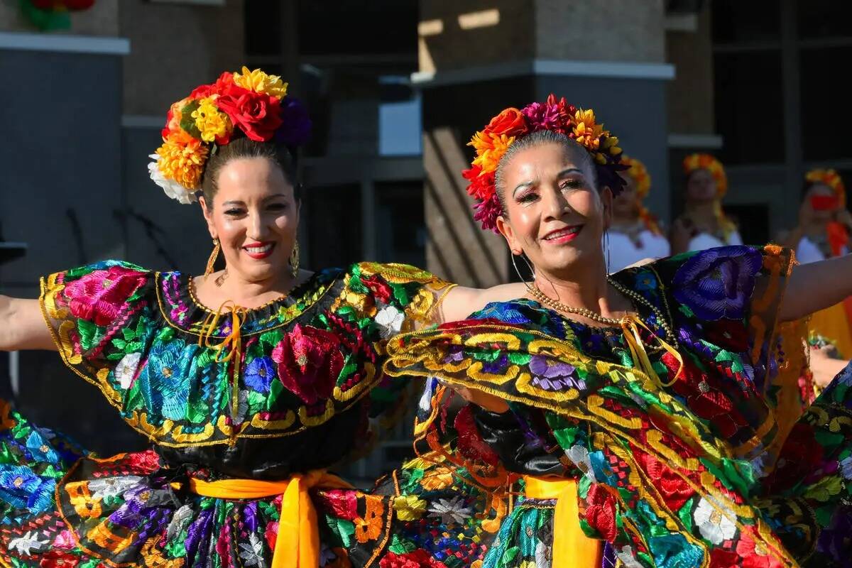 El grupo Nicarao Ballet Folklórico se presenta en la Celebración de Inicio del Mes de la Here ...