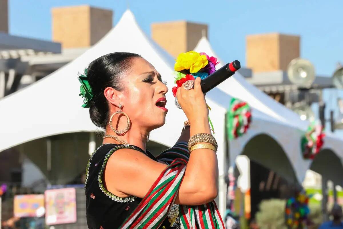 Saray Loera canta en la Celebración Inaugural del Mes de la Herencia Hispana el jueves 14 de s ...