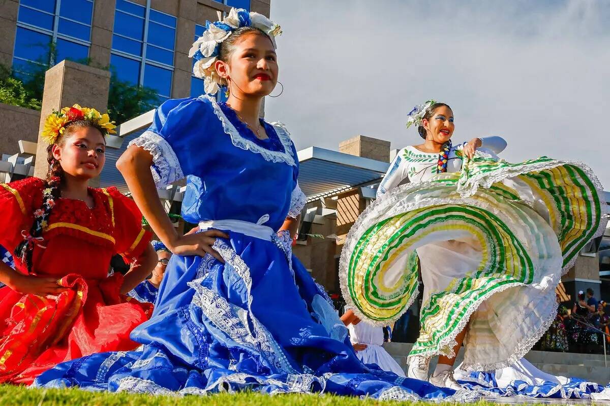 El grupo Ballet Folklórico del Cañón se presenta en la Celebración de Inauguración del Mes ...