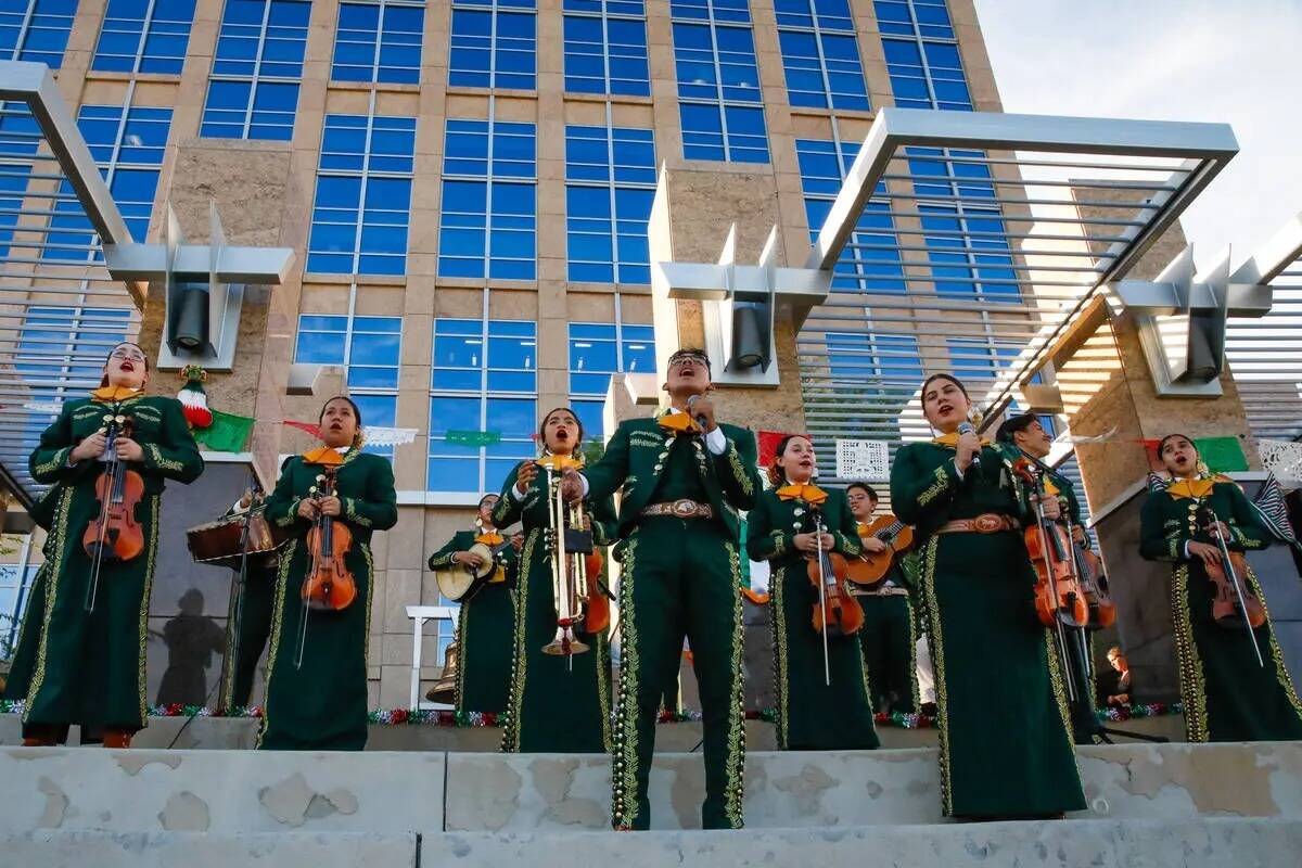 El grupo Mariachi Oro de Rancho High School se presenta en la Celebración Inaugural del Mes de ...