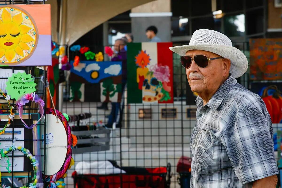 Gustavo Ramos-Bennett delante de su stand de arte para la Ciudad del Mundo en la Celebración d ...