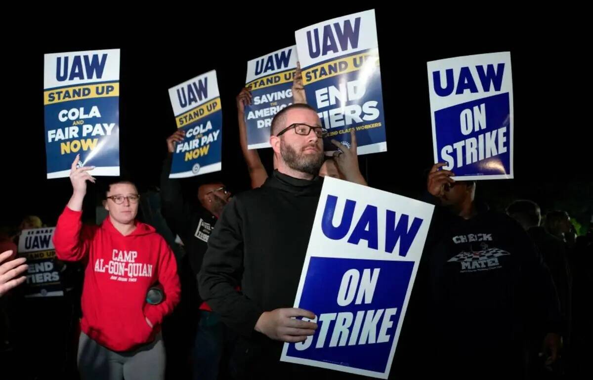 Manifestantes de United Auto Workers en huelga en la planta de montaje de Ford en Michigan, Way ...