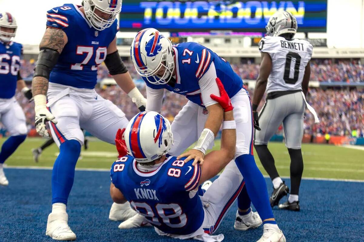 El quarterback de los Buffalo Bills Josh Allen (17) felicita al tight end Dawson Knox (88) por ...