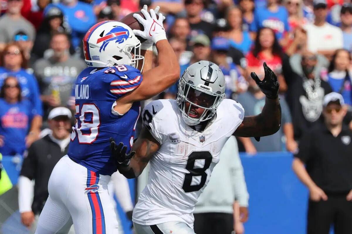 El linebacker de los Buffalo Bills Matt Milano (58) intercepta un pase a Josh Jacobs (8) de los ...