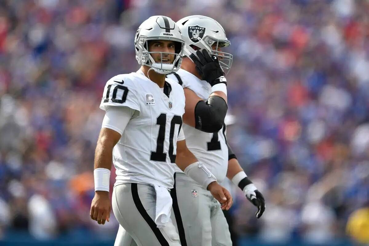 El quarterback de los Raiders de Las Vegas Jimmy Garoppolo (10) reacciona tras lanzar una inter ...