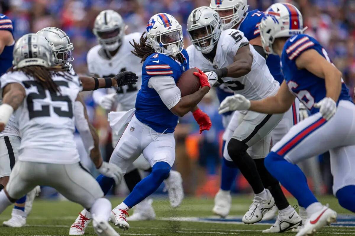 El linebacker de los Raiders Divine Deablo (5) no puede hacer la tacleada sobre el running back ...