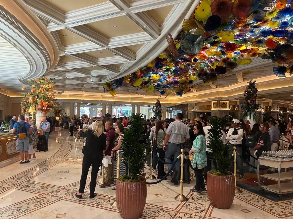 Una multitud de personas espera para registrarse en la recepción del Bellagio el miércoles 13 ...