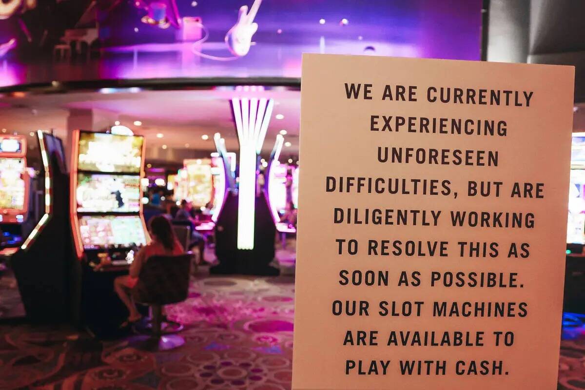 Un cartel advierte a los huéspedes de las dificultades con las máquinas de juego tras un hack ...