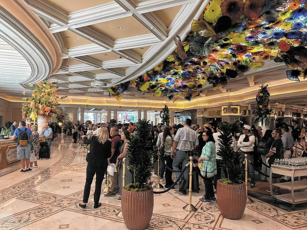 Una multitud de personas espera para registrarse en la recepción del Bellagio el miércoles 13 ...