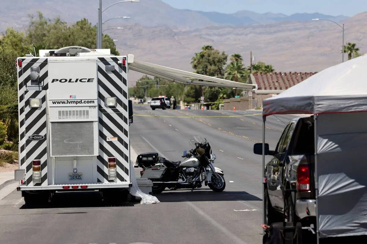 ARCHIVO - La policía de Las Vegas investiga la escena de un accidente mortal en North Tenaya W ...