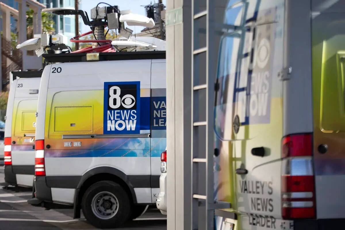 Los camiones de noticias de KLAS-TV, Canal 8, están alineados en el estacionamiento de la esta ...