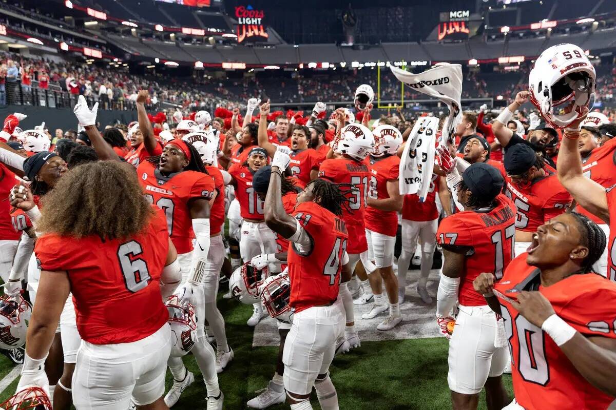 UNLV celebra su victoria contra Vanderbilt en un partido de fútbol americano universitario de ...