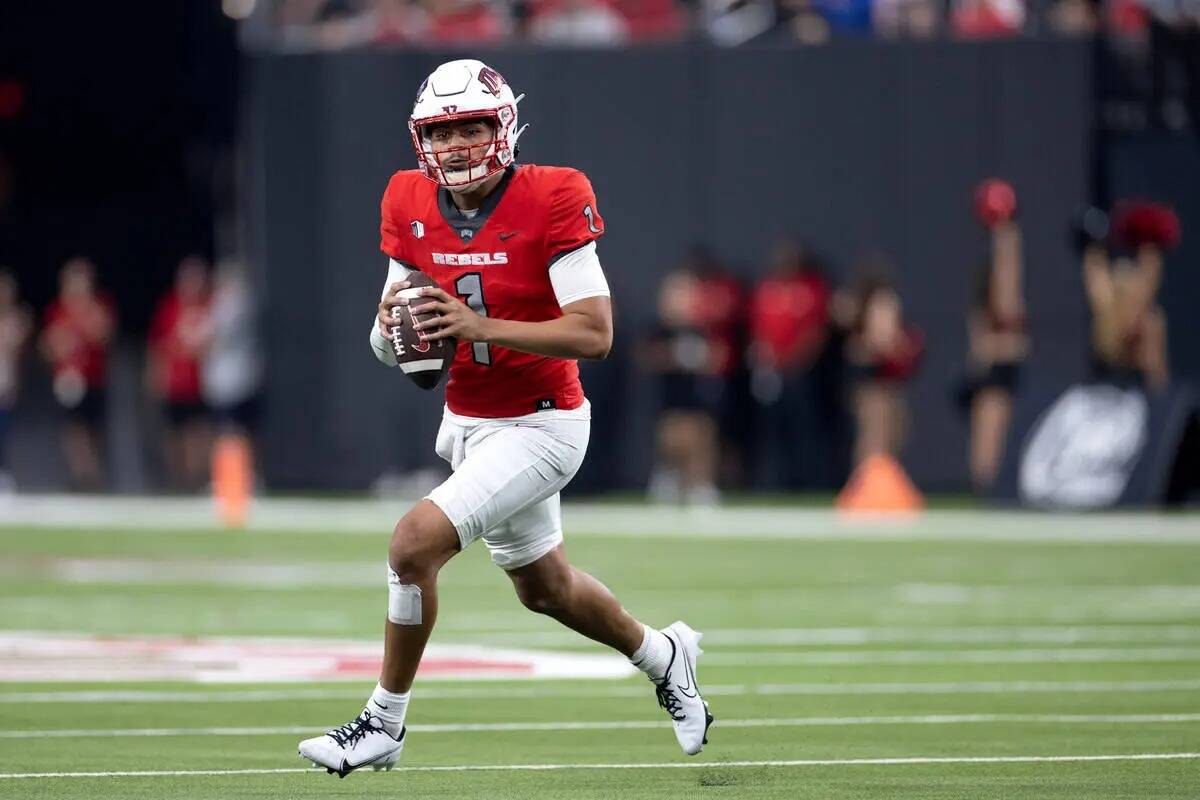 El quarterback de la UNLV Jayden Maiava (1) busca un pase durante la primera mitad de un partid ...