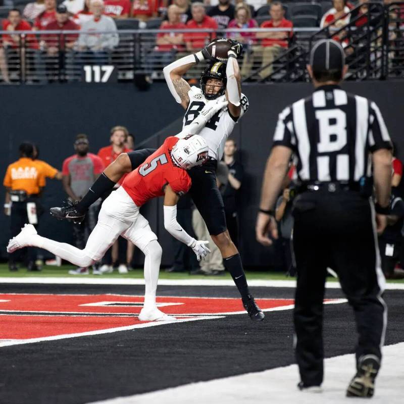 El defensive back de UNLV Cameron Oliver (5) no puede detener una captura de touchdown del tigh ...