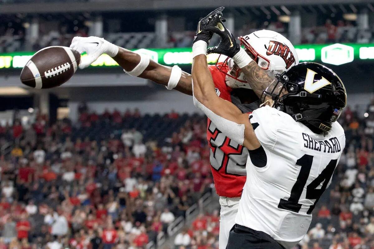 El defensa de la UNLV Ricky Johnson (32) despeja un pase del wide receiver de Vanderbilt Will S ...