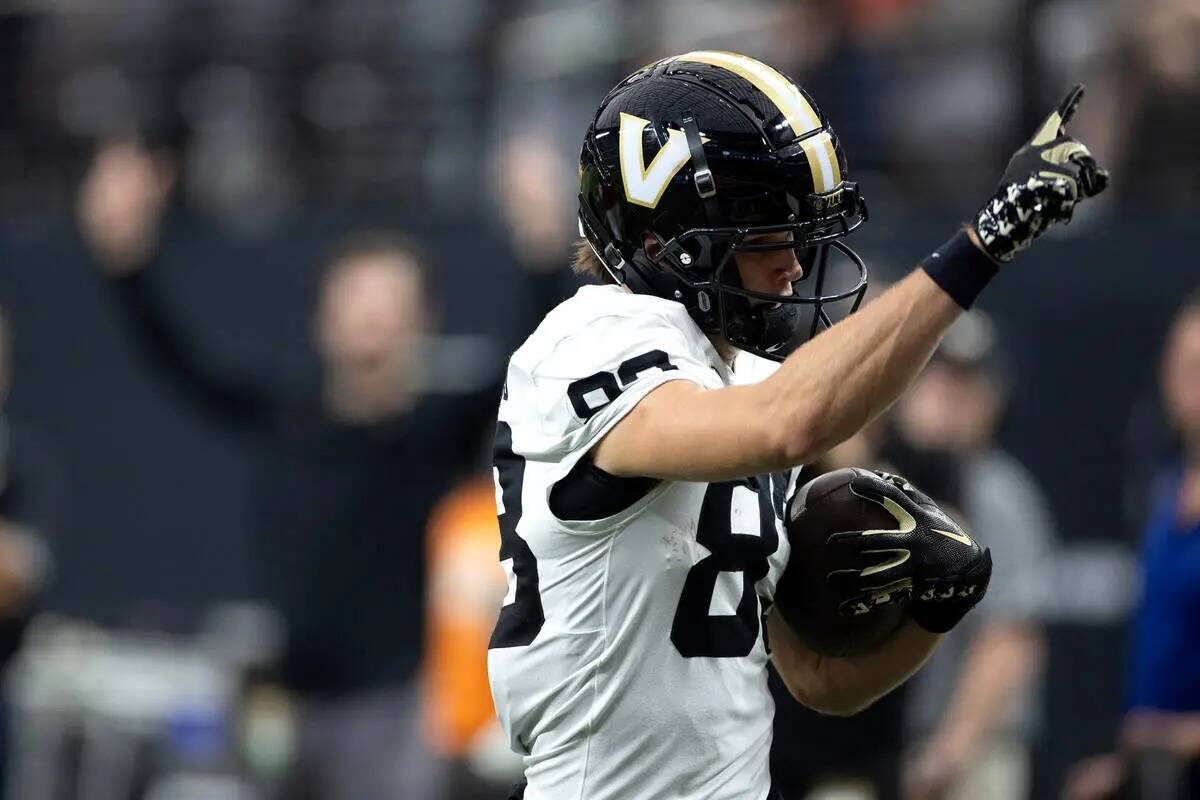 El wide receiver de Vanderbilt London Humphreys (83) anota un touchdown durante la primera mita ...