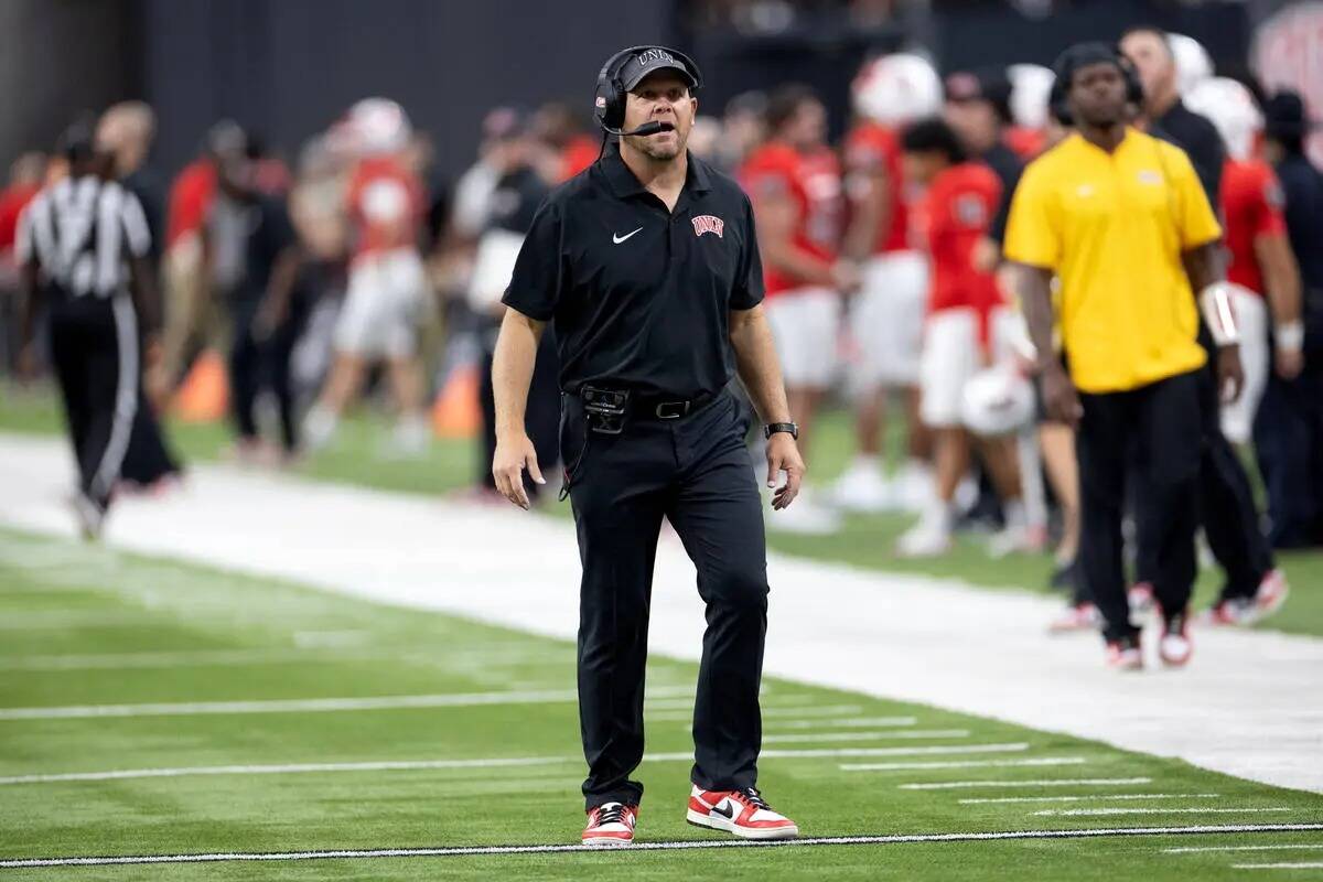 El entrenador de la UNLV Barry Odom camina por la banda durante la primera mitad de un partido ...