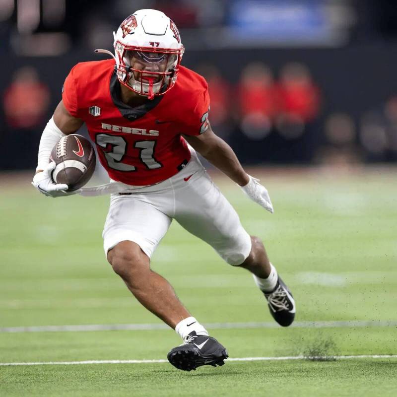 El wide receiver de la UNLV Jacob De Jesus (21) corre con el balón durante la primera mitad de ...