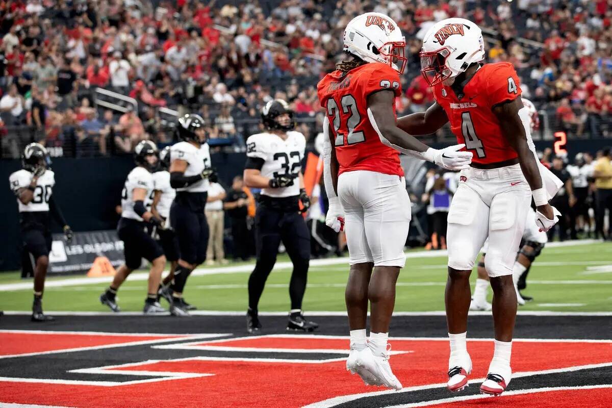 El running back de la UNLV Jai'Den Thomas (22) y el running back Donavyn Lester (4) celebran de ...