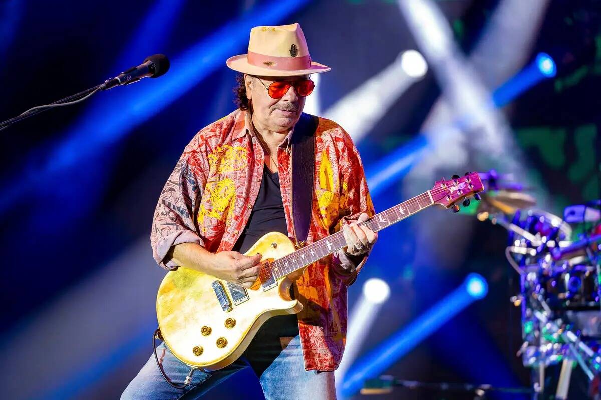 Carlos Santana se presenta el viernes 30 de junio de 2023 en Ravinia, Highland Park, Ill. (Foto ...